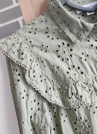 Warehouse фисташковая блуза из прошвы, винтажный стиль, рубашка с рюшами, рубашка кружево5 фото