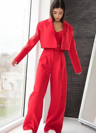 Красный костюм с брюками палаццо и укороченным жакетом костюм с палаццо и пиджаком