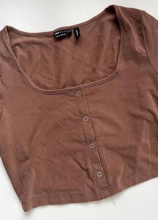 Кроп топ футболка укорочена коричнева asos