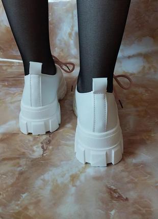 Стильні білі жіночі кросівки на весну демісезонні жіночі кросівки на платформі7 фото