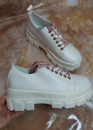 Стильні білі жіночі кросівки на весну демісезонні жіночі кросівки на платформі8 фото