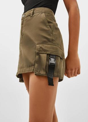 Спідниця хакі з кишенями на засувках bershka
