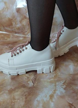 Стильные белые женские туфли на платформе демисезонные женские туфли повседневные белые оксфорды белые дерби4 фото