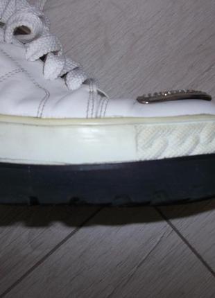 Білі шкіряні туфлі на прихованій танкетці з металевим декором2 фото
