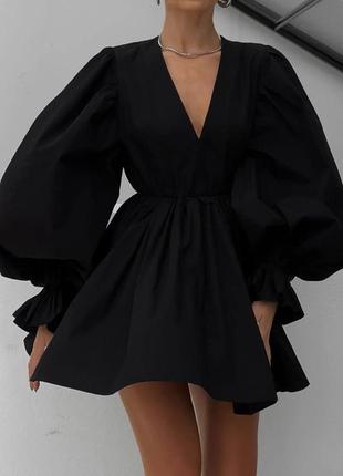 Платье короткое черное однотонное свободного кроя на длинный рукав с вырезом в зоне декольте качественное стильное трендовое