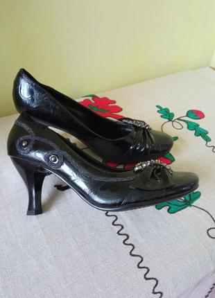 Жіноче взуття/ туфлі лакові низькі з брошкою 🖤 39/40 розмір2 фото