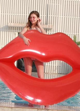 Надувные губы 180см. красные для пляжа и бассейна1 фото