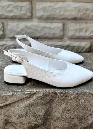 Туфлі шкіряні білі  с гострим носком на підборах 2, 5см