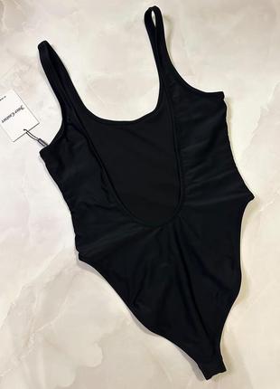 Черный сплошной слитный купальник бразилиана открытая спинка с белой надписью juicy couture2 фото