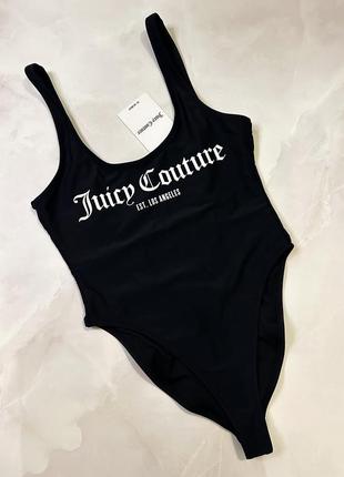 Чорний суцільний злитий купальник бразиліана відкрита спинка з білим написом juicy couture