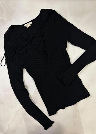Чорна жіноча кофта лонг водолазка светр у рубчик зі шнурівкою декольте1 фото