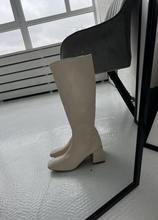Молочные сапоги ботфорты на квадратном каблуке3 фото