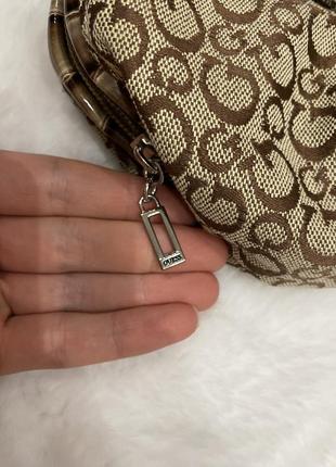 Шикарний вінтажний набір guess гаманець та сумочка косметичка нюанс5 фото