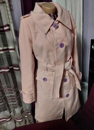 Женственное пальто exclusive цвета розовой пудры с лавандовыми пуговицами спереди и сзади 42-442 фото