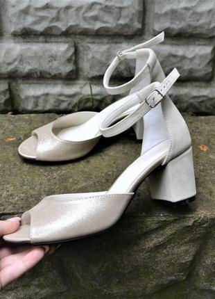 Босоніжки замшеві, шкіряні бежеві  з відкритим носком на підорах 6см