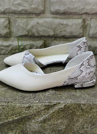 Балетки шкіряні бежеві с гострим носком на підборах 2,5см