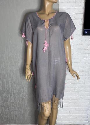 Оригинальное платье свободного кроя туника украшено крючкованными цветами винтаж