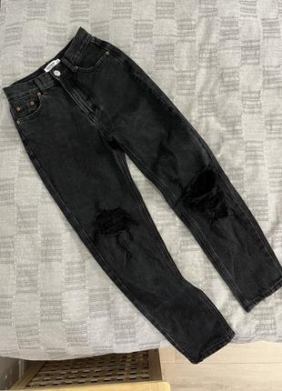 Черные джинсы мом со рваностями на высокой посадке pull &amp; bear5 фото