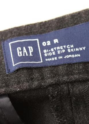 Актуальные базовые зауженные серые брюки gap3 фото