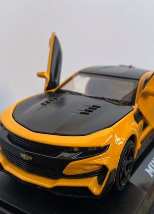 Модель автомобіля chevrolet camaro зменшена 1:32 зі фарами, що світяться, і звуковими ефектами мотора4 фото