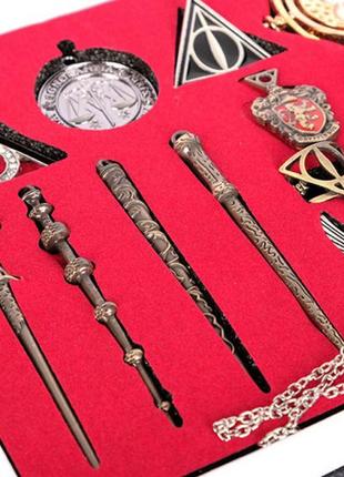 Подарочный набор атрибутики из мира гарри поттера. волшебные палочки, медальоны, кулоны гарри поттер3 фото