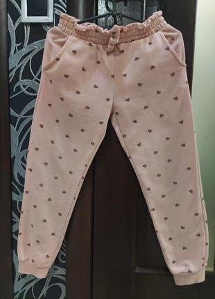 Штаны джогеры на флисе в сердечки цвета розовой пудры 5-6 лет