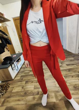 Красный комбинированный брючный костюм пиджак на запах5 фото