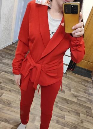 Красный комбинированный брючный костюм пиджак на запах3 фото