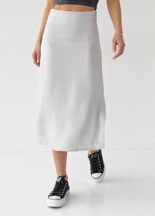 Атласная белая юбка миди
