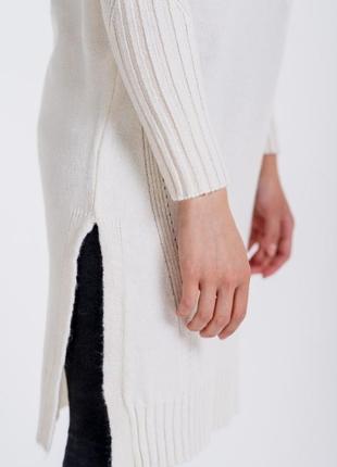 Вязаное платье-туника с разрезами по бокам молочное4 фото
