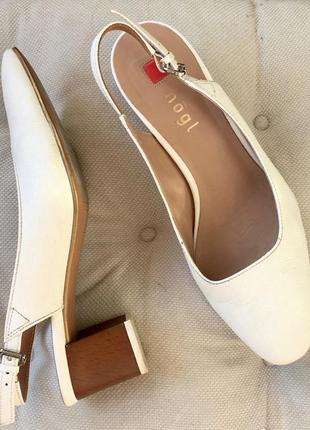 Элегантные белые кожаные летние туфли с открытой пятой2 фото