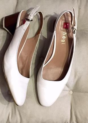 Элегантные белые кожаные летние туфли с открытой пятой10 фото