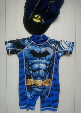 Купальник закрытый batman на 6-9 месяцев с шапочкой