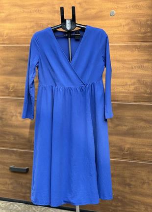 Яркое стильное женское платье-миди на запах синее1 фото