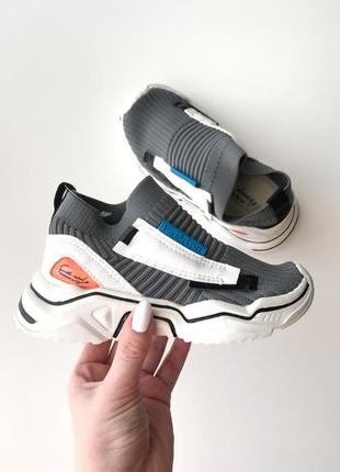 Серые кроссовки
