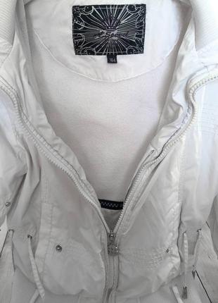 Демисезонная легкая короткая куртка весна осень ветровка прямая под пояс плащевка воротник3 фото