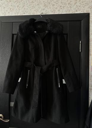 Базовое черное пальто с ремешком3 фото