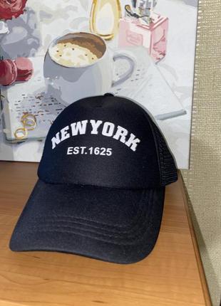 Чорна кепка з надписом new york