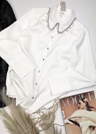 Белая атласная блуза с стразами на воротнике