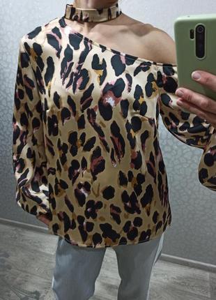 Стильная оригинальная атласная блуза на одно плечо с чокером в анималистический принт3 фото