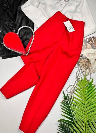 Красные классические штаны брюки