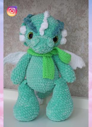 Плюшевий вязанный зелёный дракон с шарфом3 фото