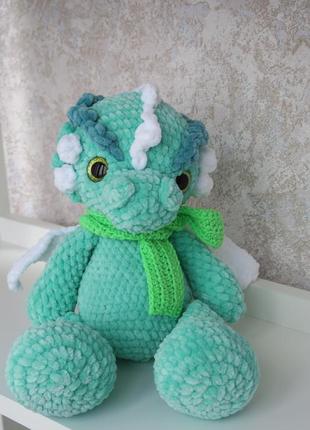 Плюшевий вязанный зелёный дракон с шарфом5 фото