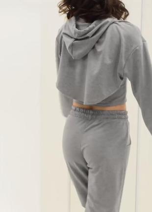 Стильний жіночий спортивний костюм трійка топ-майка штани на резинці коротка кофта колір сірий розмір 44-462 фото