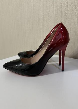 Туфлі-лабутени з чорно-червоним омбре1 фото