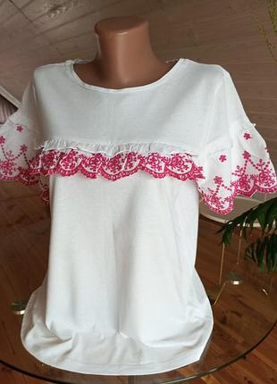 Коттоновая 100% футболка с рюшей и вышивкой