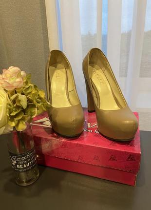 Шкіряні туфлі на високих підборах