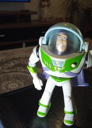 Buzz lightyear)&nbsp;- персонаж и один из главных героев франшизы «история игрушек». базз&nbsp;- фигурка космического рейнджера.