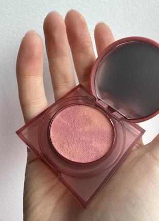 Румяна huda beauty glowish cheeky vegan blush powder в оттенке sassy saffron3 фото