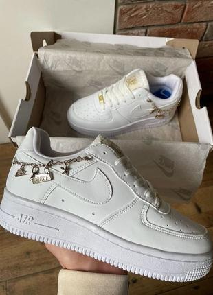 Женские кроссовки найк аир форс лаки белые / nike air force lexotisme charm